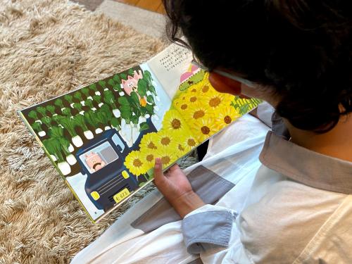 まち博絵本を子どもが読むイメージ写真