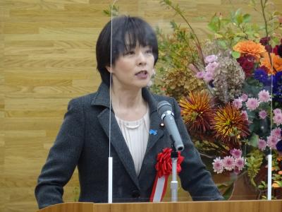 祝辞を述べる杉田議員