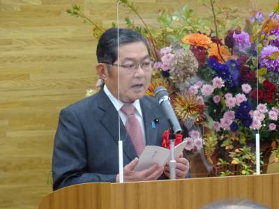 祝辞を述べる新谷会長