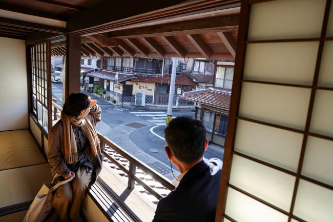 萩往還おもてなし茶屋（旧小林住宅）の２階から通りを眺める