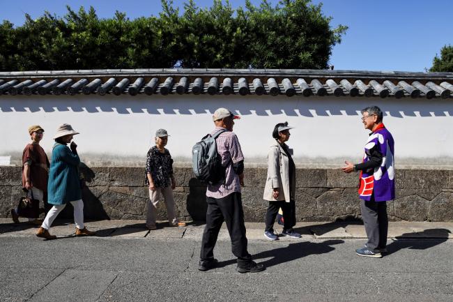 長い土塀を歩測しながら歩く様子