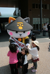 子どもたちに大人気の萩にゃん