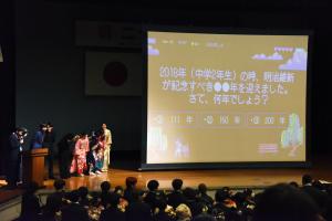 実行委員会企画のクイズ大会に参加している出席者