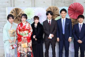 フォトブースの前で記念撮影をする６人の出席者