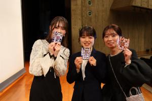 ビンゴになり笑顔で記念撮影する女性３人