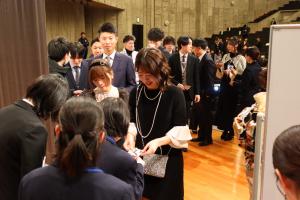 ビンゴ大会で景品を選ぶ参加者
