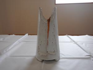 萩白釉掛分花入