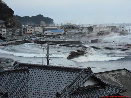 港に津波が押し寄せる様子