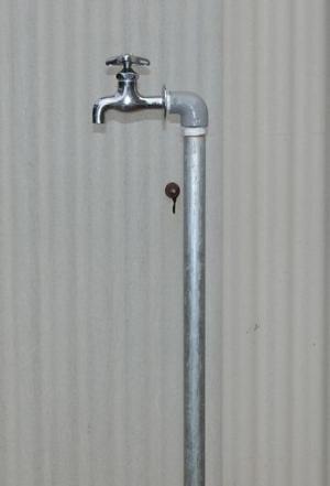 むき出しの水道管(保温前)