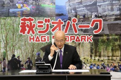 電話で審査結果報告を受ける会長