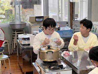 こくしょう煮を食べる様子