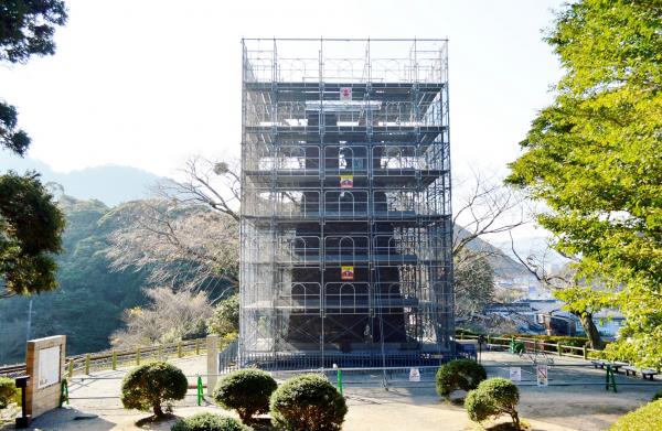 令和5年度の萩反射炉周囲に設置した足場の様子